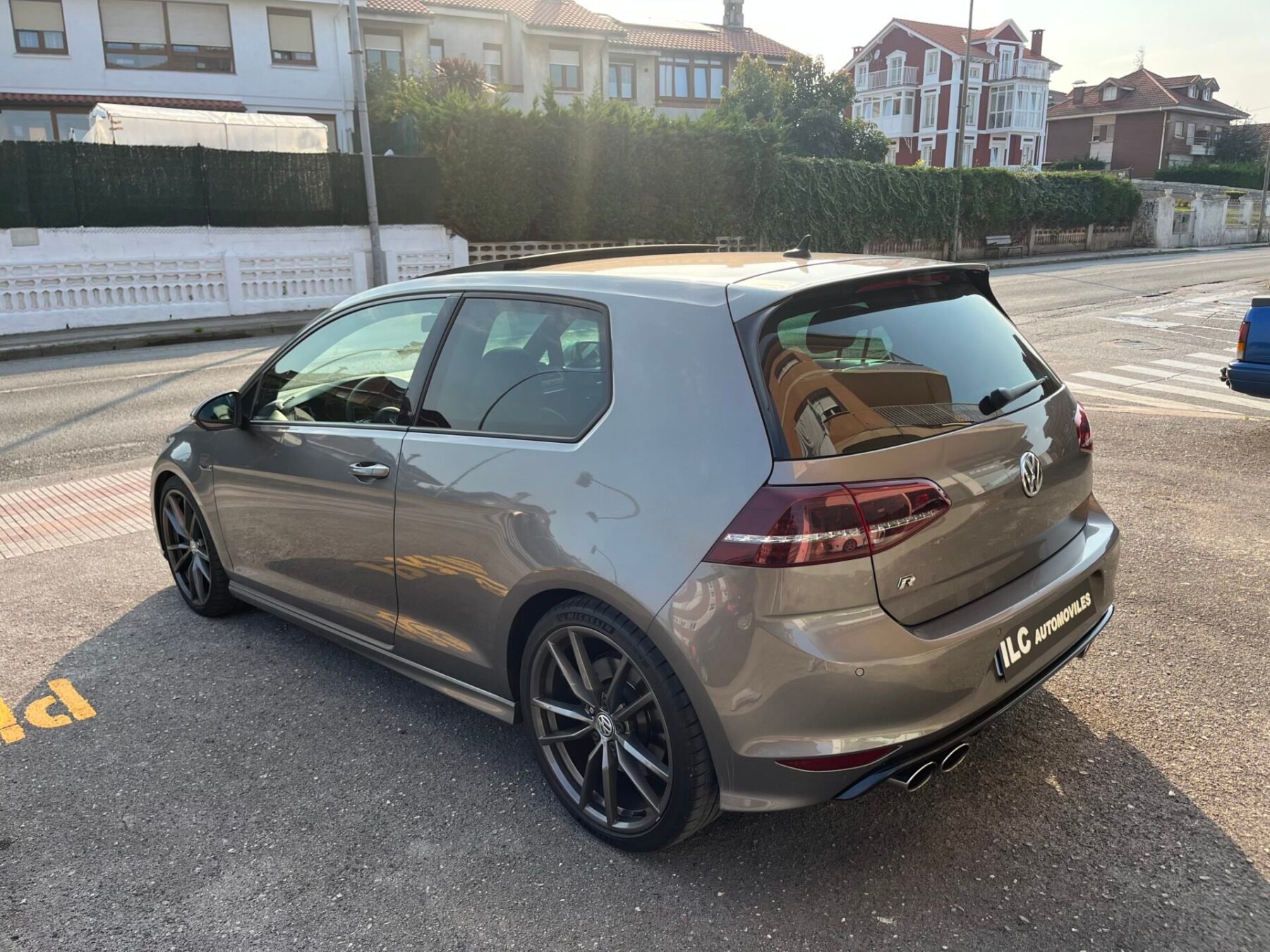 VOLKSWAGEN Golf R