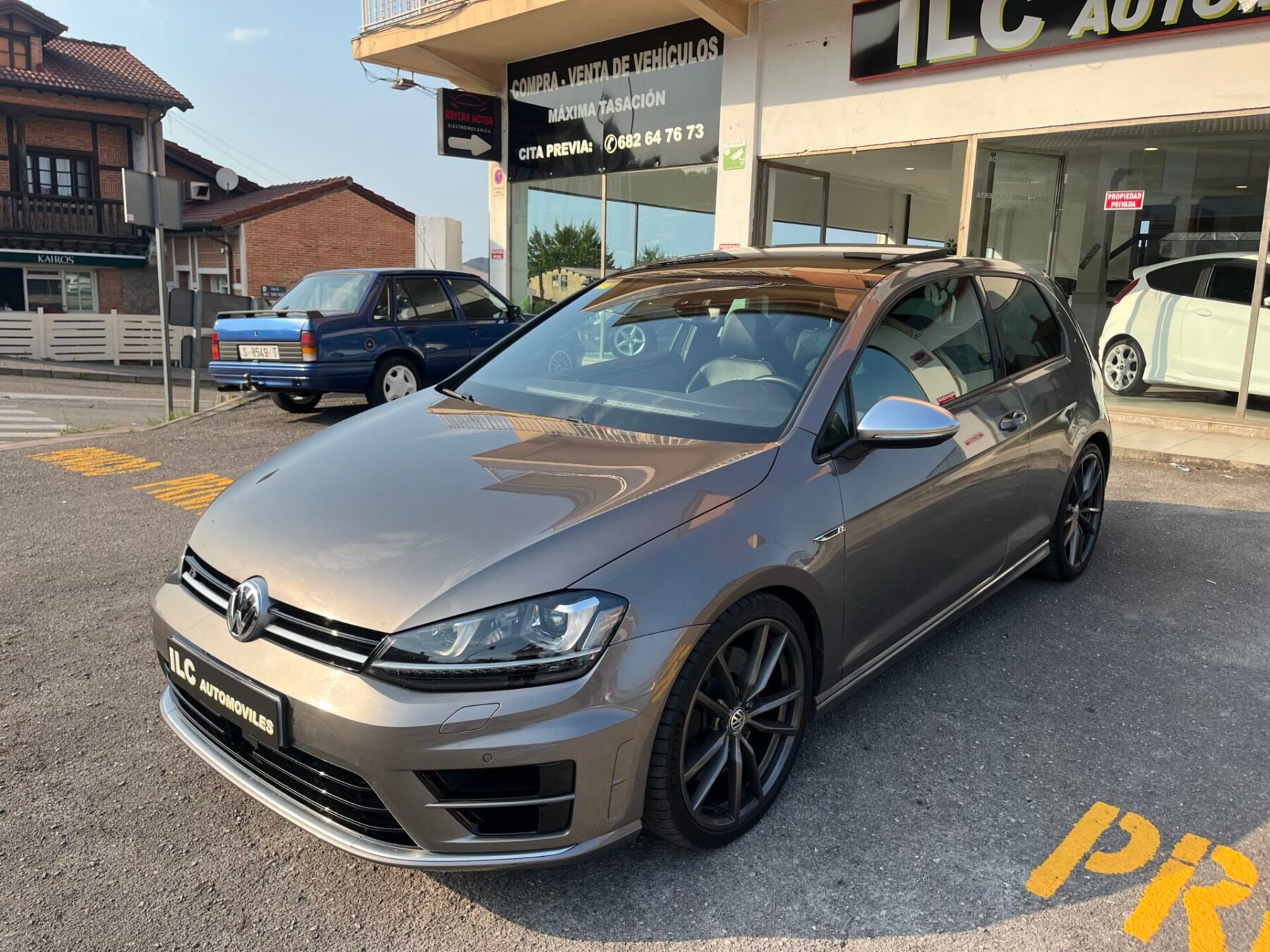 VOLKSWAGEN Golf R