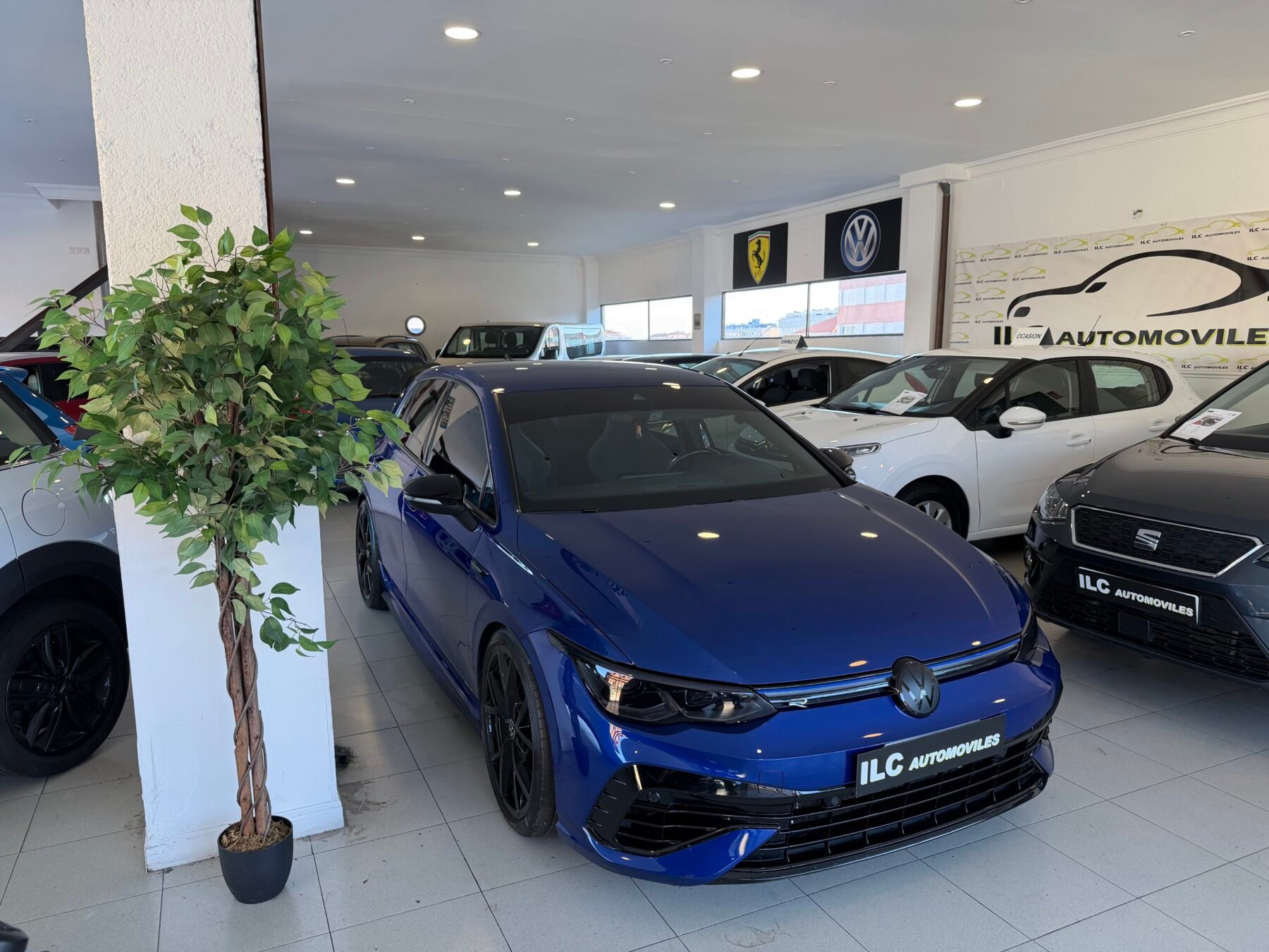 VOLKSWAGEN Golf VIII R